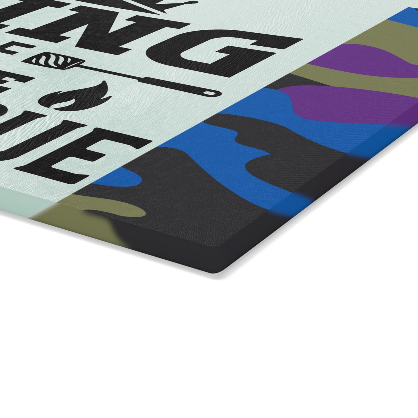 Tabla de cortar de vidrio KING OF THE BARBEQUE – Camuflaje con corona y espátulas 🍖