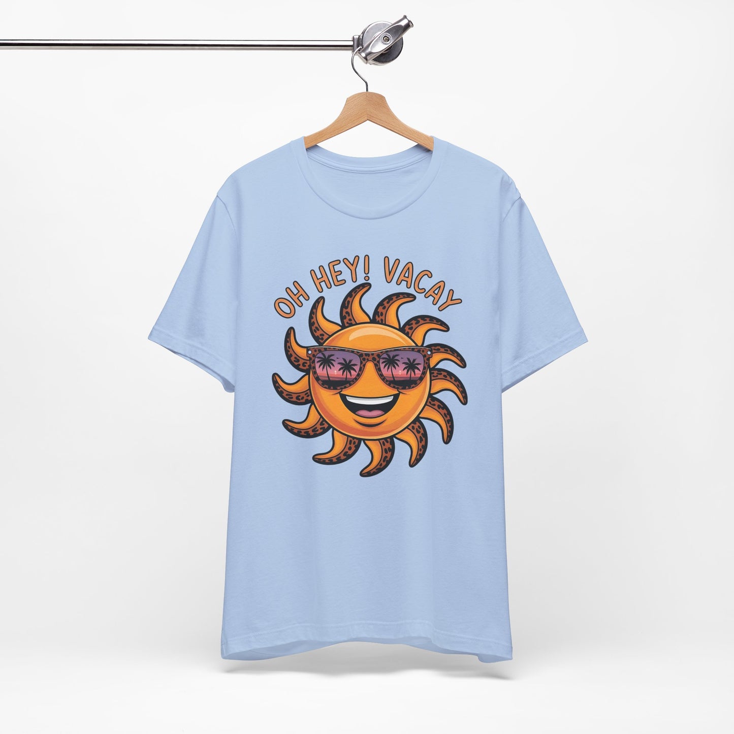 ☀️ ¡Hola! Camiseta de vacaciones – Sol sonriente con gafas de sol | Camiseta gráfica de verano para mujer