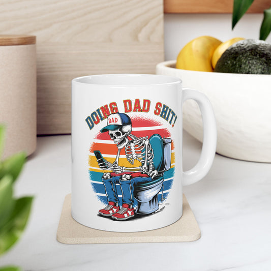 💀📱 HACIENDO MIERDA DE PAPÁ – Taza de Café Divertida de Papá Esqueleto (11 oz y 15 oz)