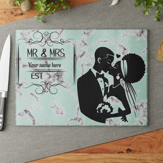 Tabla de cortar de mármol menta para pareja besándose: regalo de boda personalizado con apellido y año