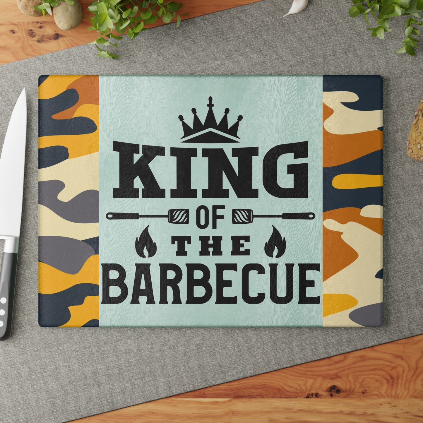 Tabla de cortar de vidrio KING OF THE BARBEQUE – Camuflaje con corona y espátulas 🍖