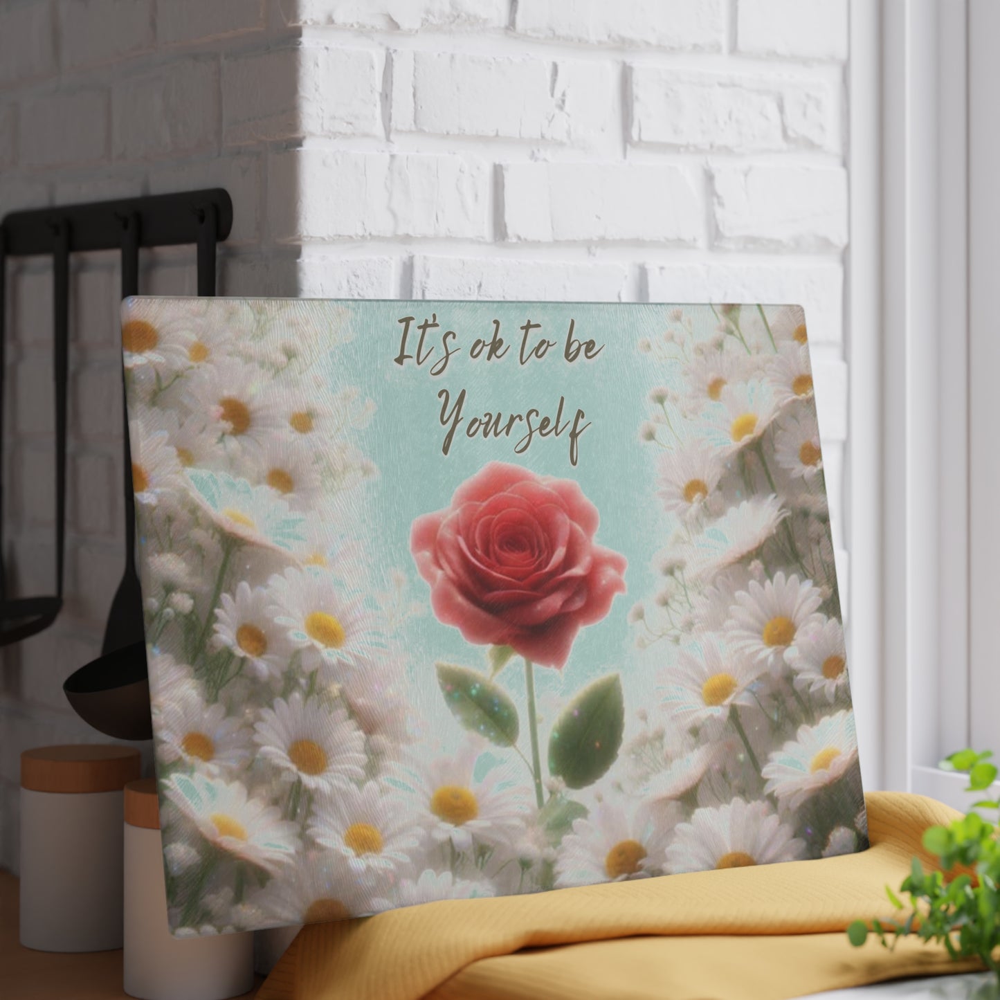 Tabla de cortar de vidrio "Está bien ser tú mismo" - Rosa única en un campo de margaritas, Regalo único, Tabla de cortar de vidrio, Tabla de charcutería, Tabla de cortar personalizada, Flores