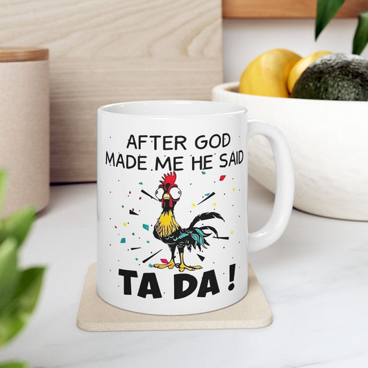 😲🐔 "¡DESPUÉS DE CREARME, DIOS DIJO: TA DA!" – Taza de café con pollo (325 ml y 430 ml)