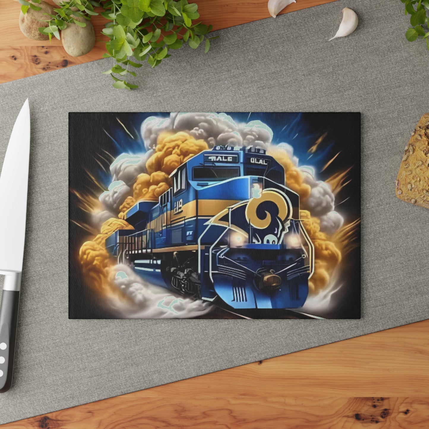 Tabla de cortar de vidrio Express en azul real y amarillo: arte ferroviario vibrante para cocinas brillantes y llamativas