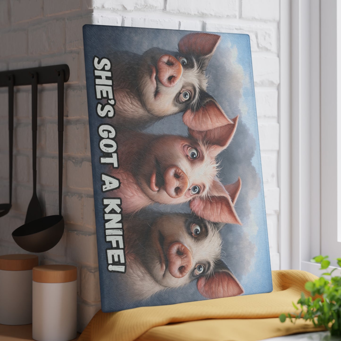 She’s Got a Knife Glass Cutting Board – Funny Pig Kitchen Art with Wide-Eyed Farmhouse Humor