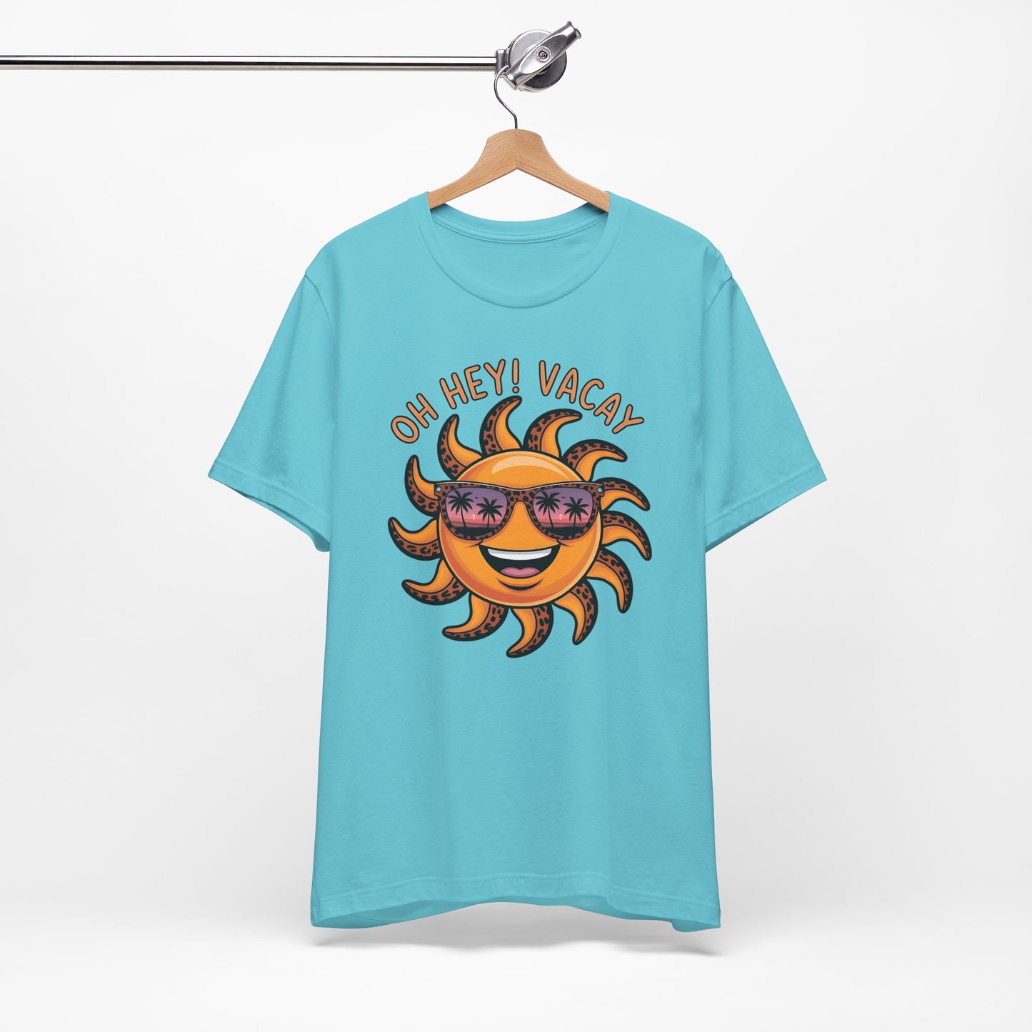☀️ ¡Hola! Camiseta de vacaciones – Sol sonriente con gafas de sol | Camiseta gráfica de verano para mujer