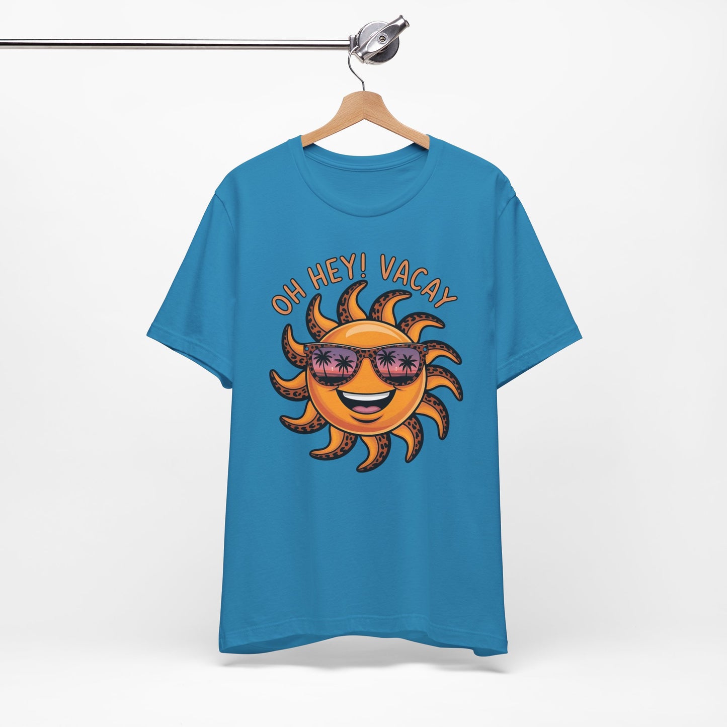 ☀️ ¡Hola! Camiseta de vacaciones – Sol sonriente con gafas de sol | Camiseta gráfica de verano para mujer