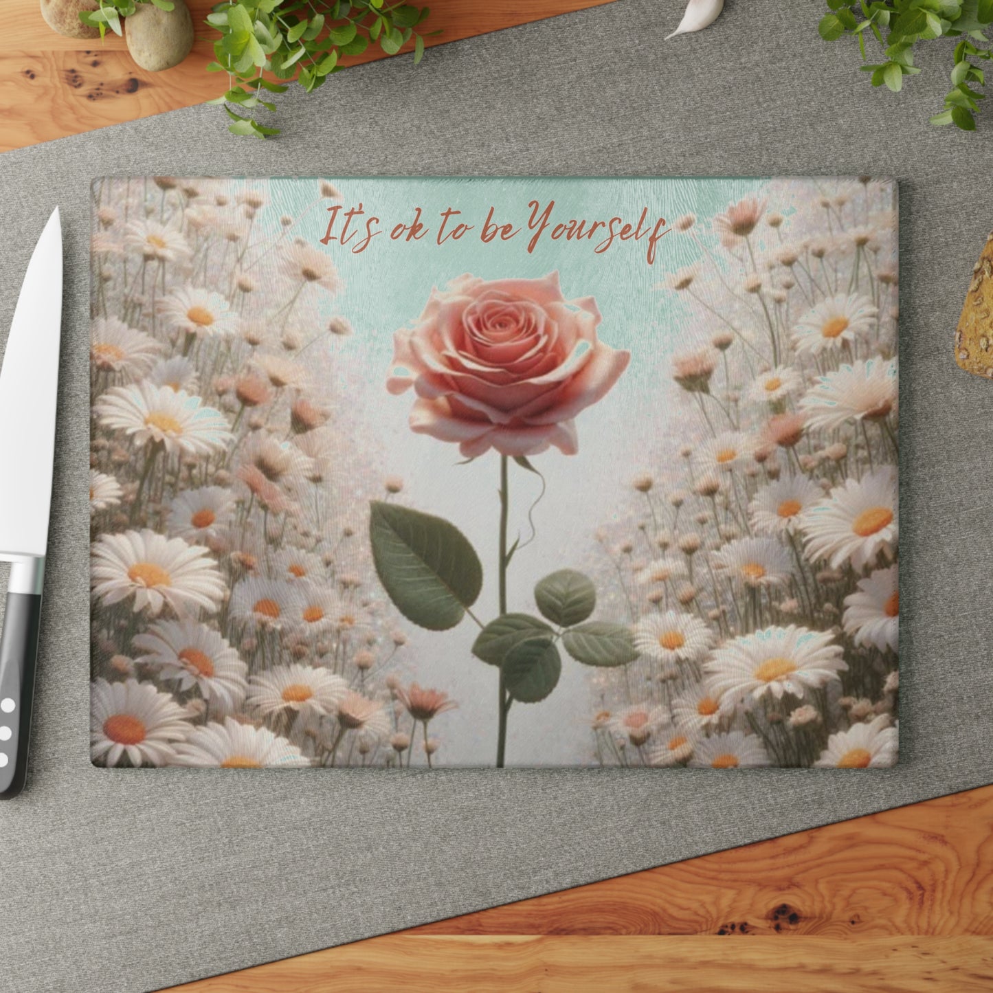 Tabla de cortar de vidrio "Está bien ser tú mismo" - Rosa rosa única en un campo de margaritas, regalo único, tabla de cortar de vidrio, tabla de charcutería, tabla de cortar personalizada, flores
