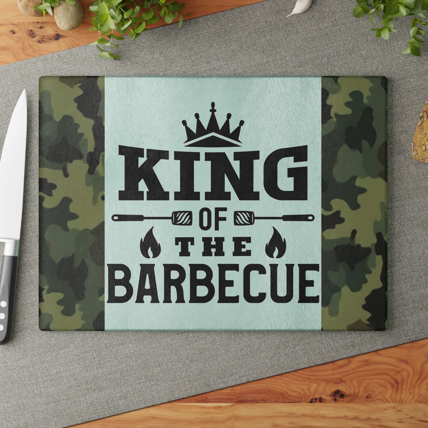 Tabla de cortar de vidrio KING OF THE BARBEQUE – Camuflaje con corona y espátulas 🍖