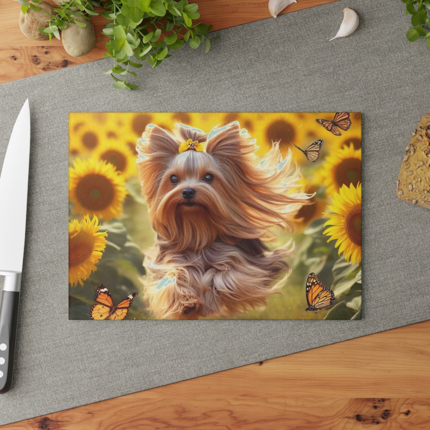 Yorkshire Terrier entre los girasoles – Tabla de cortar de vidrio templado