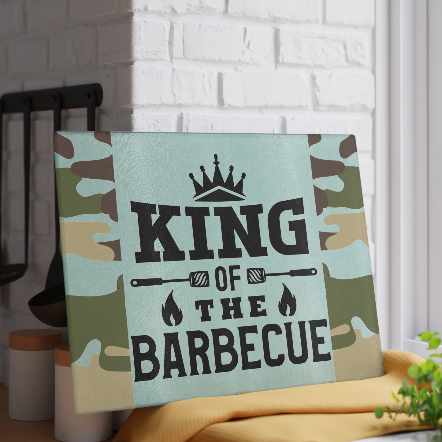 Tabla de cortar de vidrio KING OF THE BARBEQUE – Camuflaje con corona y espátulas 🍖