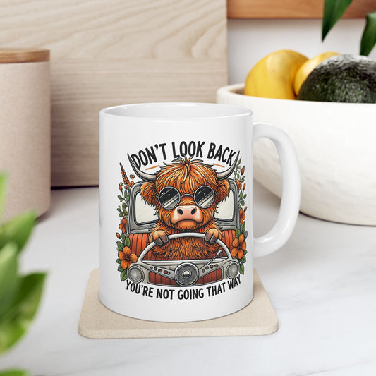 Taza de vaca de las Tierras Altas con el texto "No mires atrás, no vas por ahí" 🚗