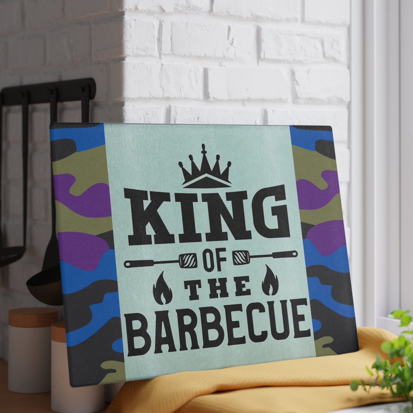 Tabla de cortar de vidrio KING OF THE BARBEQUE – Camuflaje con corona y espátulas 🍖