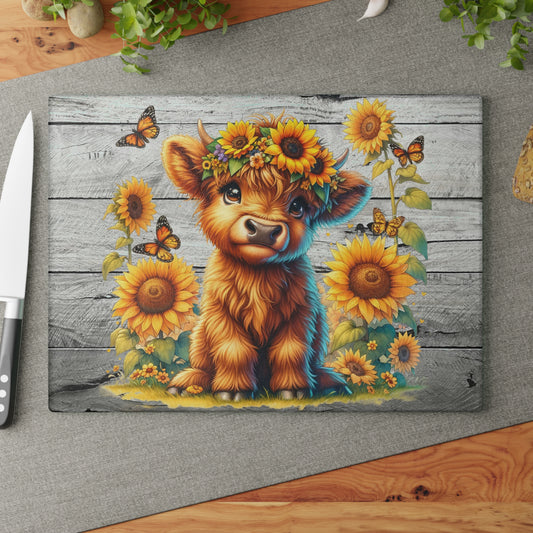 Vaca de las Tierras Altas con Girasoles y Mariposas – Tabla de cortar de vidrio rústica con motivos florales