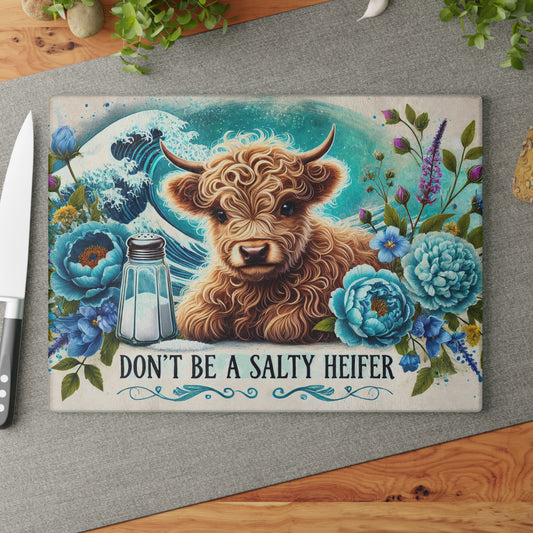 Tabla de cortar de vidrio “Don't Be a Salty Heifer”: Vaquita de las Tierras Altas con salero y ambiente playero.