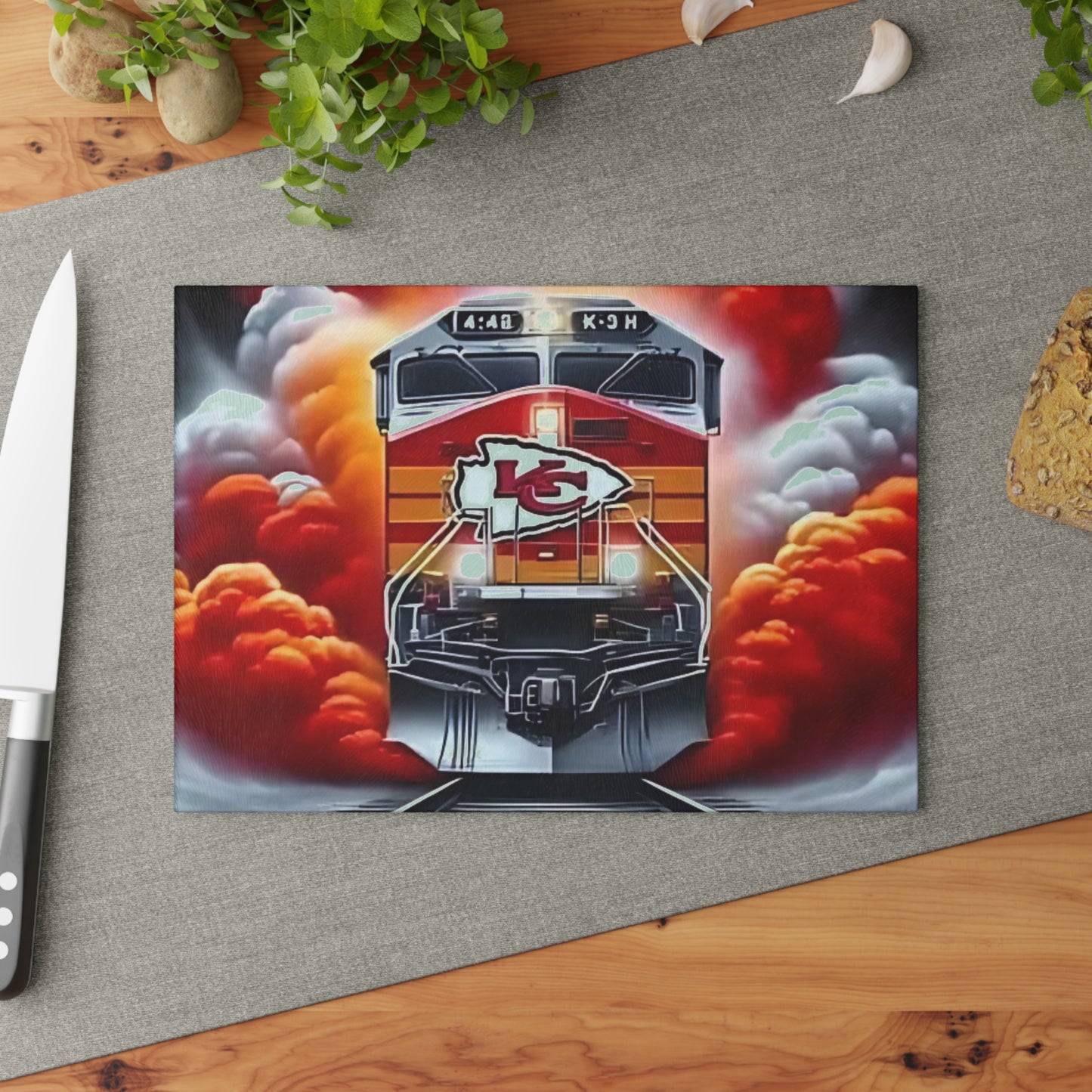 Tabla de cortar de vidrio Express roja y dorada: exhibición de cocina con un llamativo diseño de tren