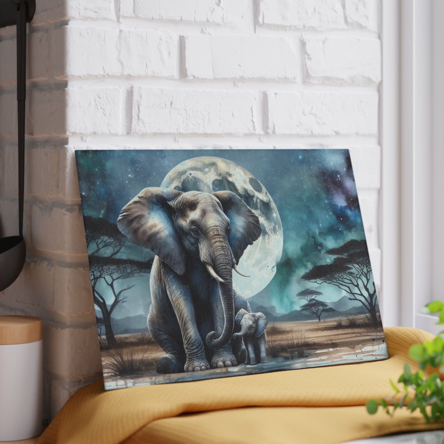 Tabla de cortar de vidrio con forma de mamá y bebé elefante, con una luna llena brillante detrás de ellos