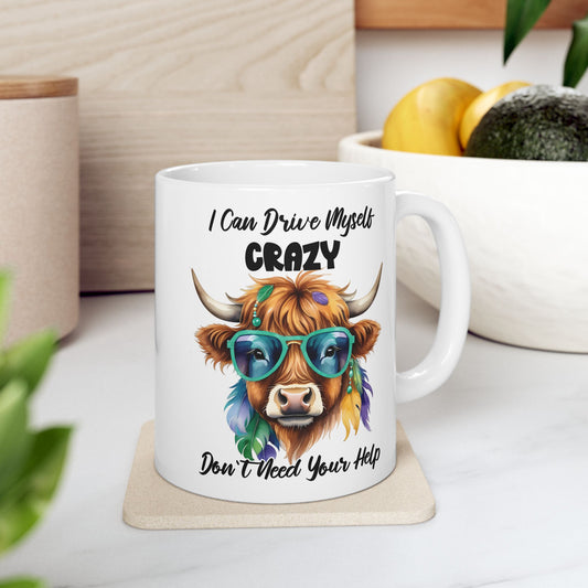 🐄 No necesito tu ayuda – Taza de café con una vaca de las Highlands atrevida 🕶️