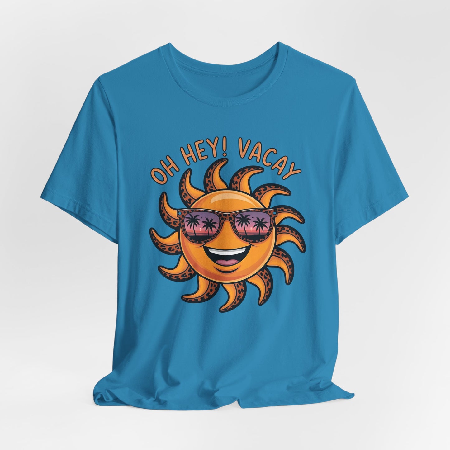 ☀️ ¡Hola! Camiseta de vacaciones – Sol sonriente con gafas de sol | Camiseta gráfica de verano para mujer