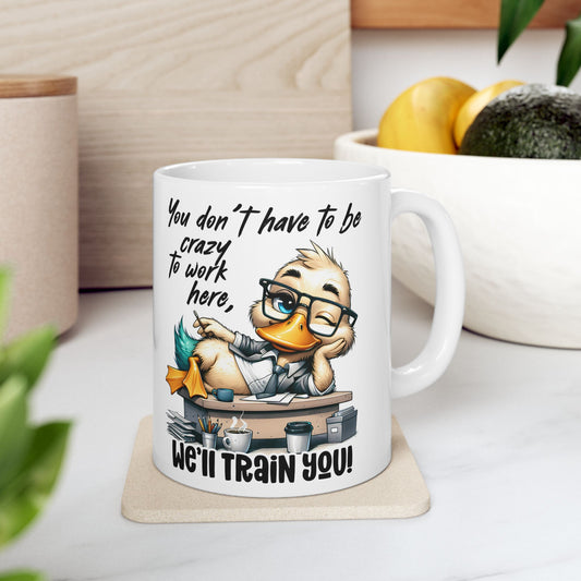 ¡No tienes que estar loco para trabajar aquí, te capacitamos! – Taza de café con forma de pato para la oficina 🧑‍💼