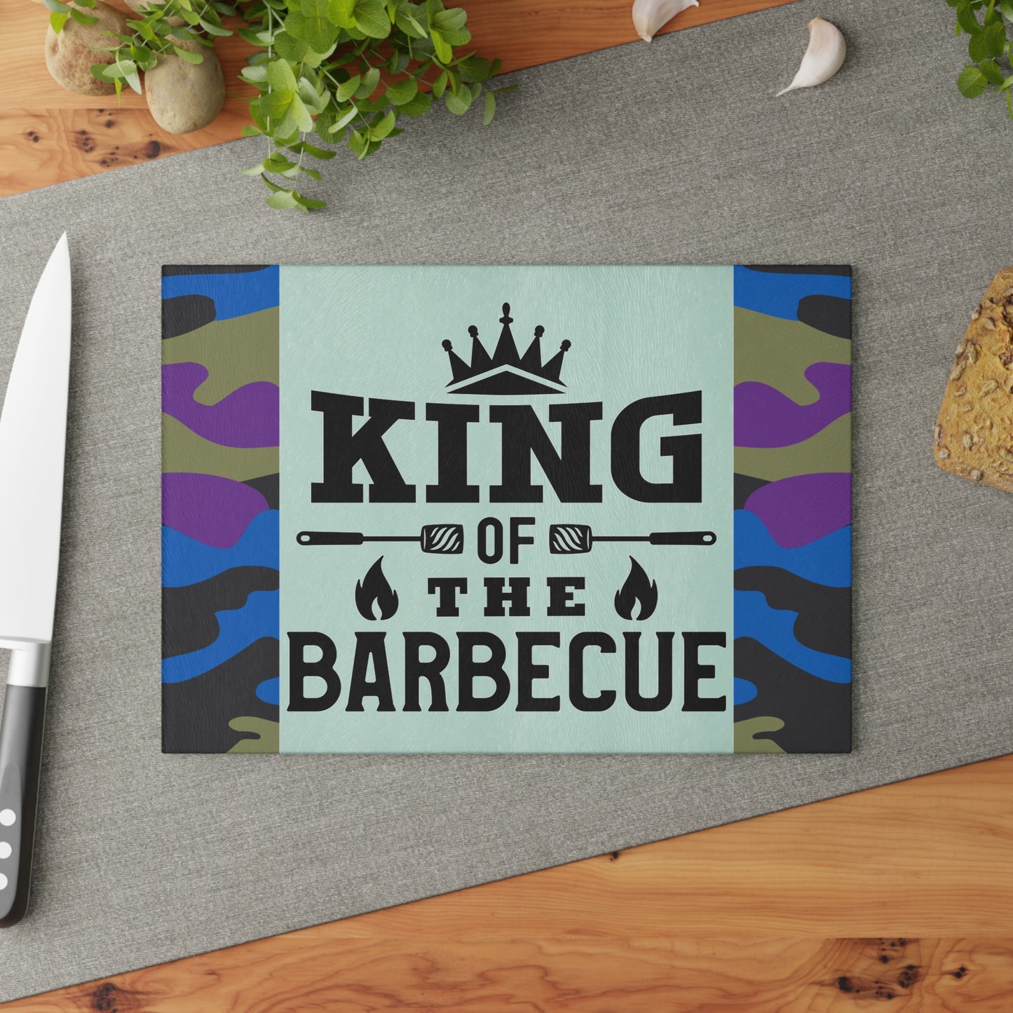 Tabla de cortar de vidrio KING OF THE BARBEQUE – Camuflaje con corona y espátulas 🍖