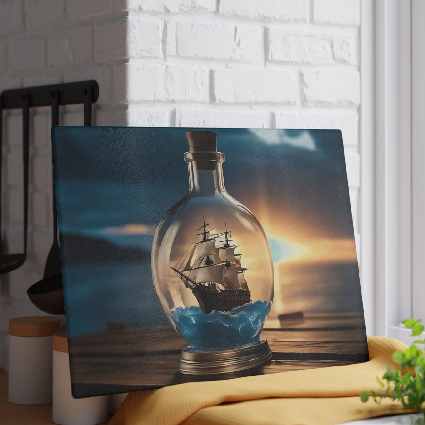 Tabla de cortar de vidrio templado con un barco antiguo en una botella: diseño de atardecer náutico