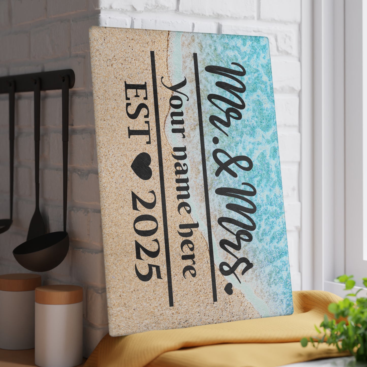 Tabla de cortar Mr. &amp; Mrs. Ocean Shoreline: regalo de boda personalizado con apellido y año