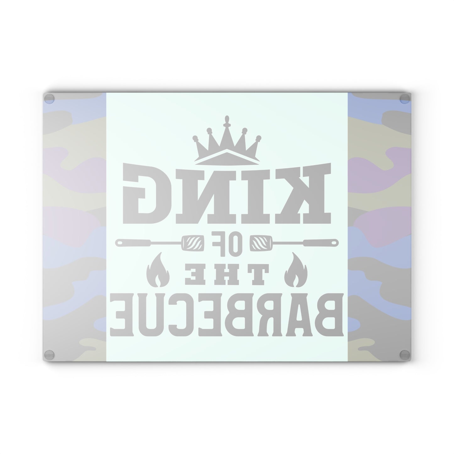 Tabla de cortar de vidrio KING OF THE BARBEQUE – Camuflaje con corona y espátulas 🍖