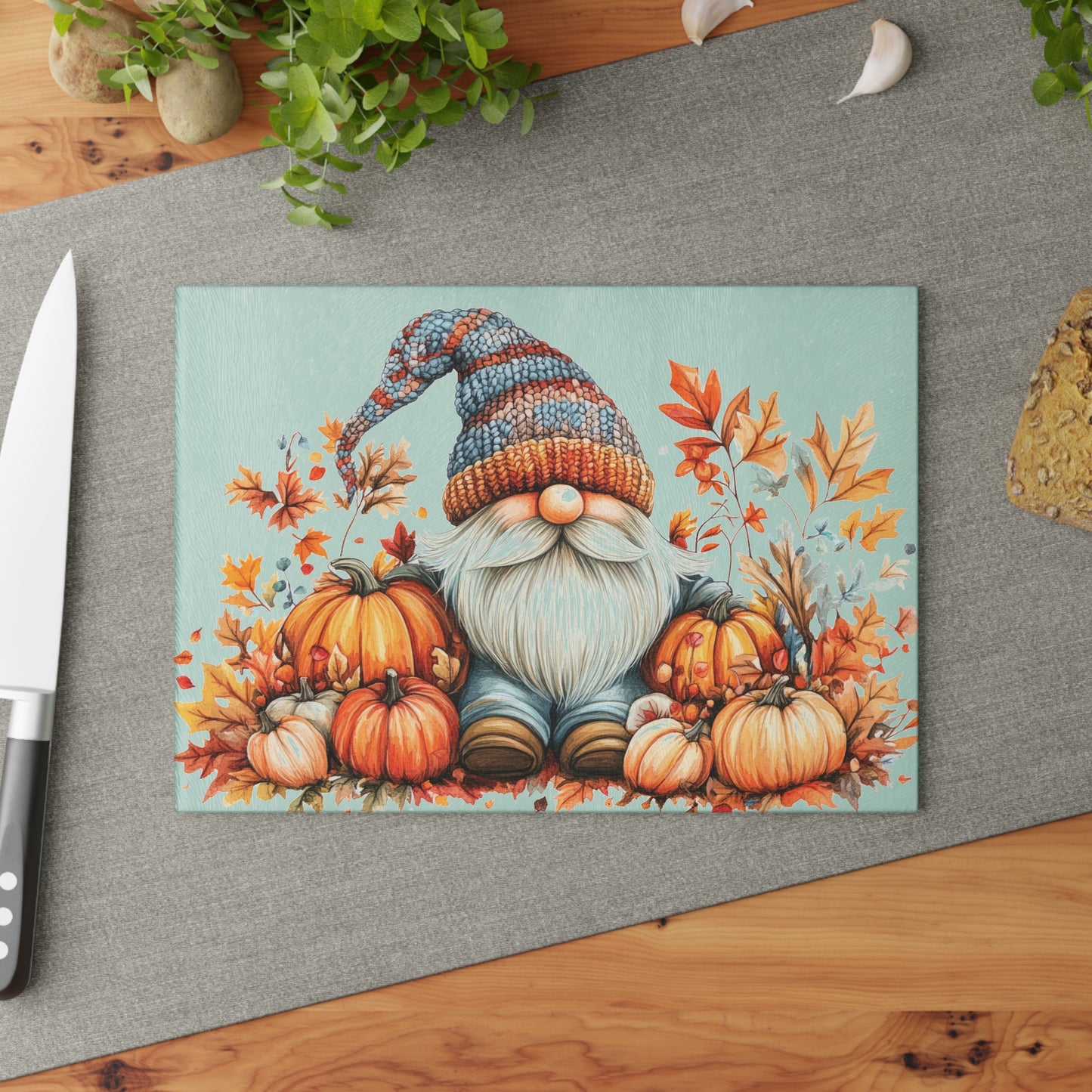 Tabla de cortar con gnomos otoñales y calabazas: un acogedor toque otoñal para tu cocina