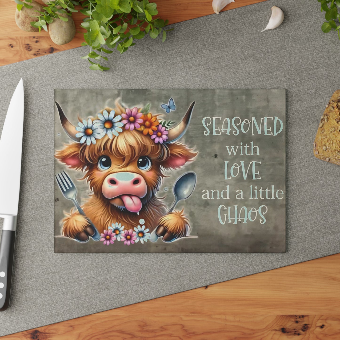 Tabla de cortar de vidrio templado Highland Cow "Sazonada con amor y un poco de caos"