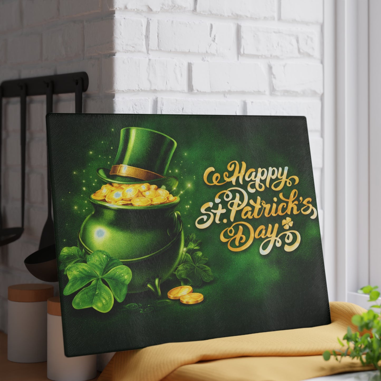 Happy St. Patrick’s Day Clover & Gold Glass Cutting Board – Festive Irish Kitchen Accent