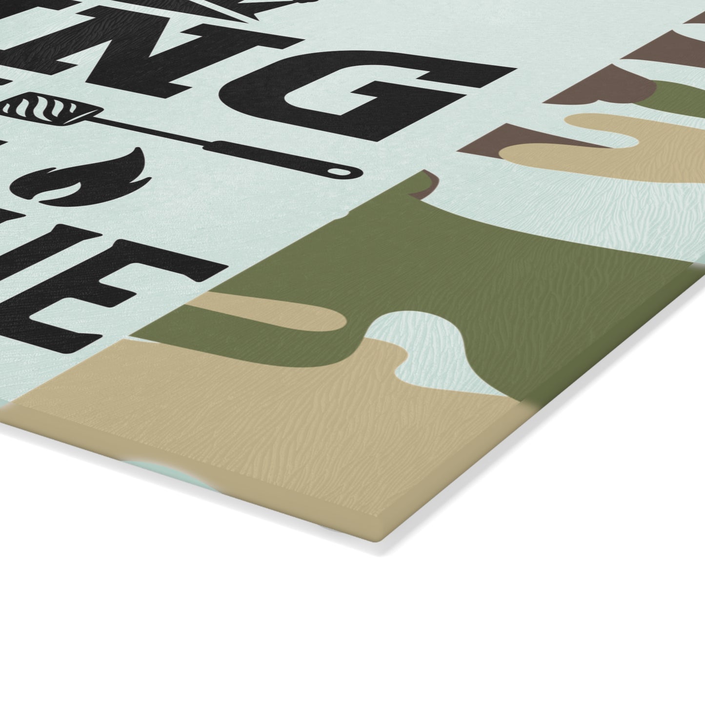 Tabla de cortar de vidrio KING OF THE BARBEQUE – Camuflaje con corona y espátulas 🍖